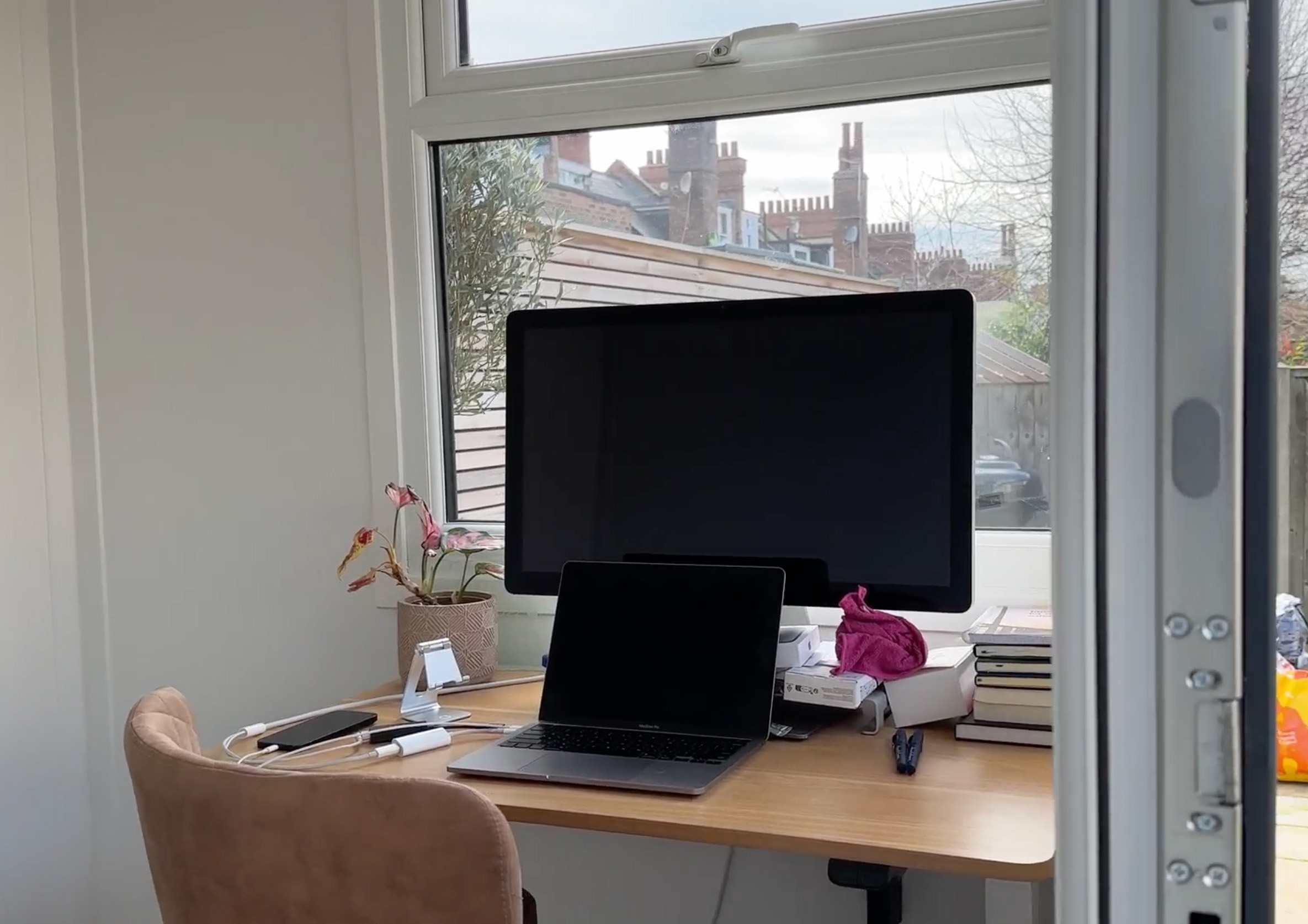 London garden office interior